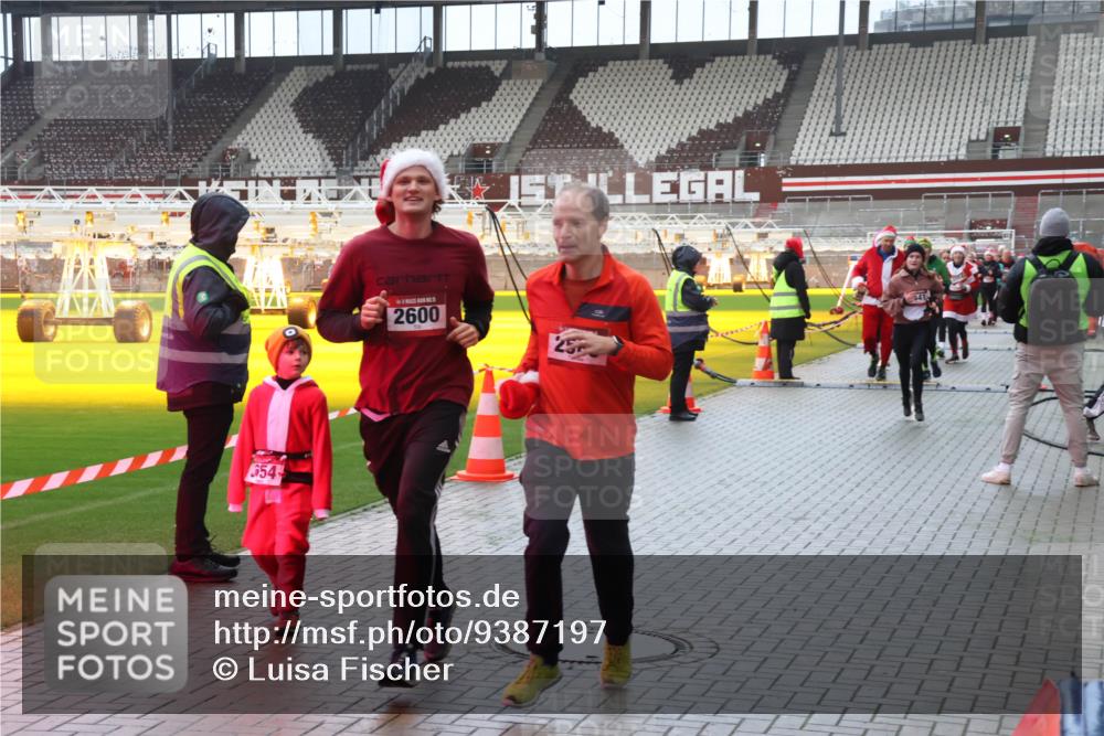 07.12.2025 - St. Pauli X-Mass-Run No. 15 Luisa Fischer http://msf.ph/oto/9387197 07.12.2025 11:44:09 Ziel 554, 2600, 41, 71, 364, 999, 1713, 1949, 1950, 2084, 2116, 2206, 2208, 2441, 2586, 2600, 2971, 3403, 3404, 3423, 3434, 3447, 3453, 3465, 3466, 3467, 3654, 3676, 3733, 3735, 3769, 3882, 3884, 3917, 3927, 3928, 3929, 4603, 4604, 4817, 4828, 4842 meine-sportfotos.de