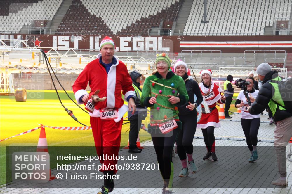07.12.2025 - St. Pauli X-Mass-Run No. 15 Luisa Fischer http://msf.ph/oto/9387201 07.12.2025 11:44:14 Ziel 461, 3466, 3465, 2084, 3, 71, 364, 999, 1713, 1949, 1950, 2084, 2116, 2206, 2208, 2434, 2441, 2586, 2600, 2971, 3403, 3404, 3423, 3434, 3447, 3453, 3465, 3466, 3467, 3654, 3733, 3735, 3769, 3882, 3884, 3917, 3927, 3928, 3929, 4603 meine-sportfotos.de