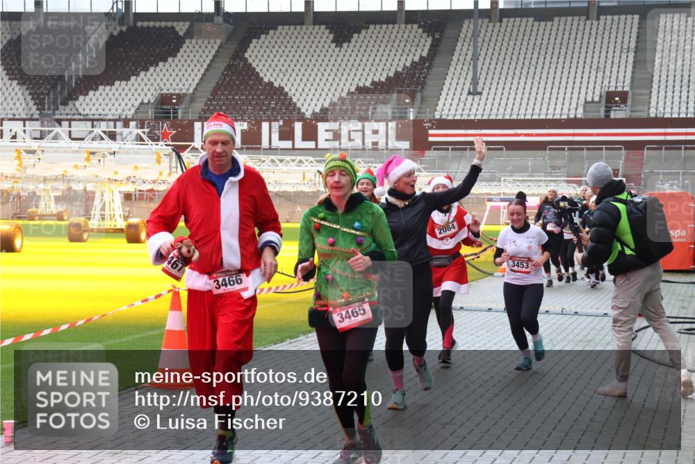 07.12.2025 - St. Pauli X-Mass-Run No. 15 Luisa Fischer http://msf.ph/oto/9387210 07.12.2025 11:44:15 Ziel 467, 3466, 3465, 2084, 3453, 71, 364, 999, 1713, 1949, 1950, 2084, 2116, 2206, 2208, 2434, 2441, 2586, 2600, 2971, 3403, 3404, 3423, 3434, 3447, 3453, 3465, 3466, 3467, 3654, 3733, 3735, 3769, 3882, 3884, 3917, 3919, 3927, 3928, 3929, 4603 meine-sportfotos.de