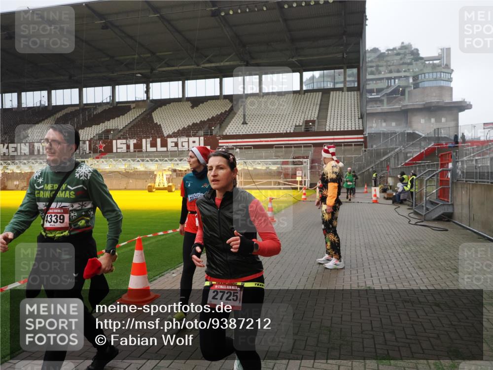 07.12.2025 - St. Pauli X-Mass-Run No. 15 Fabian Wolf http://msf.ph/oto/9387212 07.12.2025 10:17:31 Ziel 257, 268, 1161, 1162, 2688, 2725, 2952, 4114, 4127, 4339, 4764 meine-sportfotos.de
