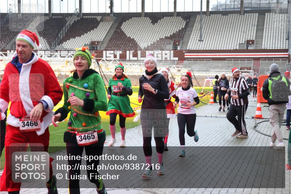 07.12.2025 - St. Pauli X-Mass-Run No. 15 Luisa Fischer http://msf.ph/oto/9387216 07.12.2025 11:44:16 Ziel 3466, 3465, 1, 2116, 345, 3827, 71, 364, 999, 1713, 1949, 1950, 2084, 2116, 2206, 2208, 2434, 2441, 2586, 2600, 2971, 3403, 3404, 3423, 3434, 3447, 3453, 3465, 3466, 3467, 3654, 3733, 3735, 3769, 3882, 3884, 3917, 3919, 3927, 3928, 3929, 4603 meine-sportfotos.de