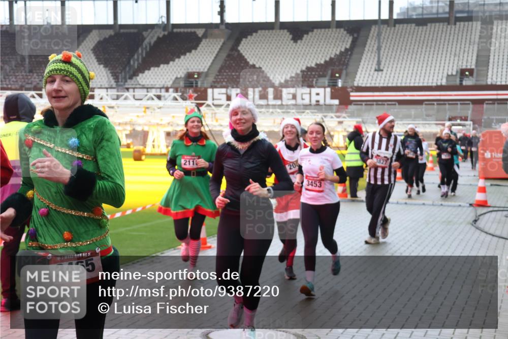 07.12.2025 - St. Pauli X-Mass-Run No. 15 Luisa Fischer http://msf.ph/oto/9387220 07.12.2025 11:44:17 Ziel 15, 3465, 211, 20, 3453, 3827, 71, 364, 999, 1713, 1949, 1950, 2084, 2116, 2206, 2208, 2434, 2441, 2586, 2600, 2971, 3403, 3404, 3423, 3434, 3447, 3453, 3465, 3466, 3467, 3654, 3733, 3735, 3769, 3882, 3884, 3917, 3919, 3927, 3928, 3929, 4603 meine-sportfotos.de
