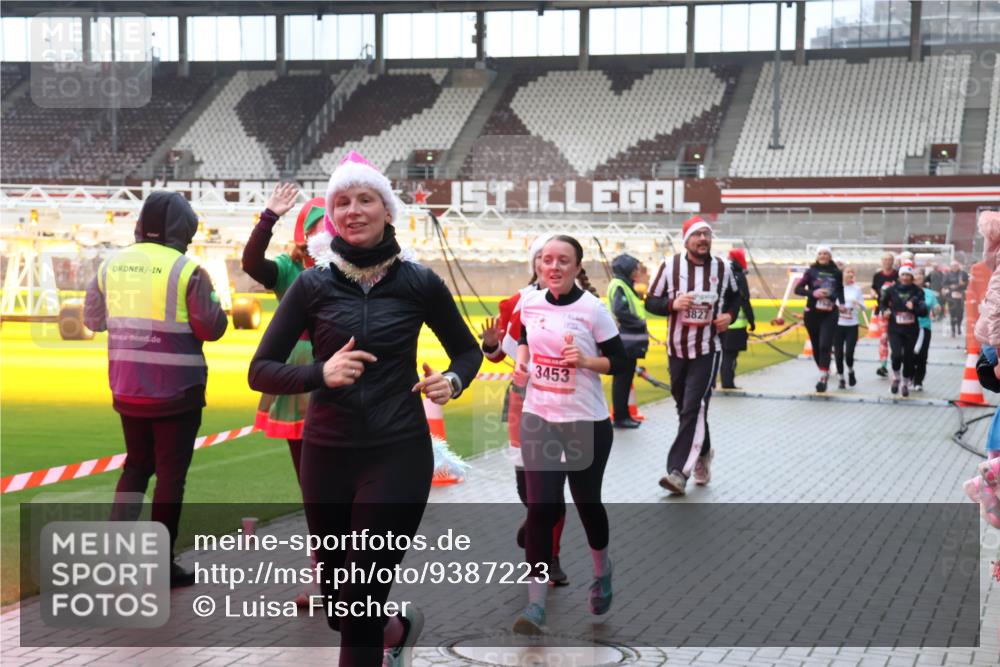 07.12.2025 - St. Pauli X-Mass-Run No. 15 Luisa Fischer http://msf.ph/oto/9387223 07.12.2025 11:44:18 Ziel 3453, 3827, 71, 364, 999, 1713, 1949, 1950, 2084, 2116, 2206, 2208, 2434, 2441, 2586, 2600, 2971, 3403, 3404, 3423, 3434, 3447, 3453, 3465, 3466, 3467, 3733, 3735, 3769, 3882, 3884, 3917, 3919, 3927, 3928, 3929, 4603 meine-sportfotos.de