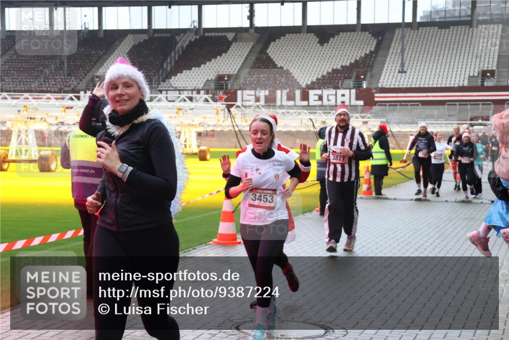 07.12.2025 - St. Pauli X-Mass-Run No. 15 Luisa Fischer http://msf.ph/oto/9387224 07.12.2025 11:44:18 Ziel 5, 3453, 3827, 71, 364, 999, 1713, 1949, 1950, 2084, 2116, 2206, 2208, 2434, 2441, 2586, 2600, 2971, 3403, 3404, 3423, 3434, 3447, 3453, 3465, 3466, 3467, 3733, 3735, 3769, 3882, 3884, 3917, 3919, 3927, 3928, 3929, 4603 meine-sportfotos.de