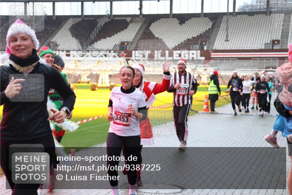 07.12.2025 - St. Pauli X-Mass-Run No. 15 Luisa Fischer http://msf.ph/oto/9387225 07.12.2025 11:44:18 Ziel 3453, 3827, 71, 364, 999, 1713, 1949, 1950, 2084, 2116, 2206, 2208, 2434, 2441, 2586, 2600, 2971, 3403, 3404, 3423, 3434, 3447, 3453, 3465, 3466, 3467, 3733, 3735, 3769, 3882, 3884, 3917, 3919, 3927, 3928, 3929, 4603 meine-sportfotos.de