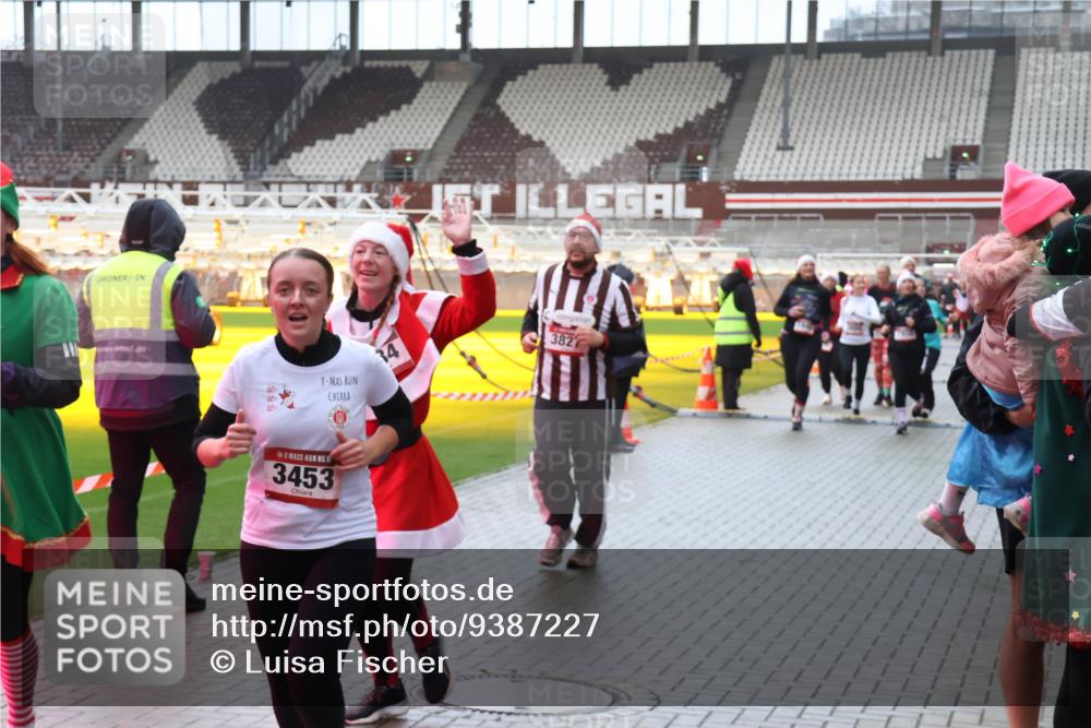 07.12.2025 - St. Pauli X-Mass-Run No. 15 Luisa Fischer http://msf.ph/oto/9387227 07.12.2025 11:44:19 Ziel 34, 5, 3453, 3827, 71, 364, 999, 1713, 1949, 1950, 2084, 2116, 2206, 2208, 2434, 2441, 2586, 2600, 2971, 3403, 3404, 3423, 3434, 3447, 3453, 3465, 3466, 3467, 3733, 3735, 3769, 3845, 3882, 3884, 3917, 3919, 3927, 3928, 3929, 4603 meine-sportfotos.de