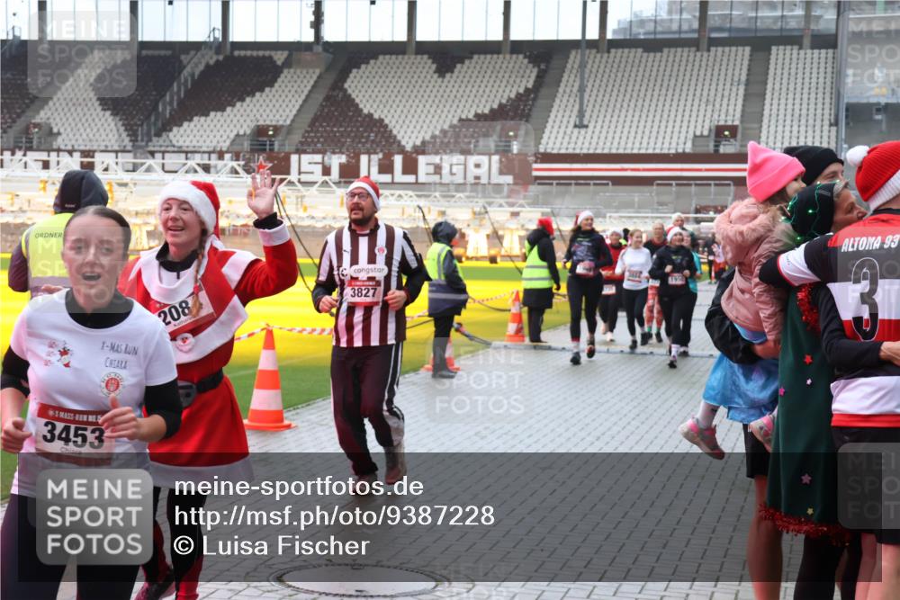 07.12.2025 - St. Pauli X-Mass-Run No. 15 Luisa Fischer http://msf.ph/oto/9387228 07.12.2025 11:44:19 Ziel 3453, 208, 3827, 93, 3, 71, 364, 999, 1713, 1949, 1950, 2084, 2116, 2206, 2208, 2434, 2441, 2586, 2600, 2971, 3403, 3404, 3423, 3434, 3447, 3453, 3465, 3466, 3467, 3733, 3735, 3769, 3845, 3882, 3884, 3917, 3919, 3927, 3928, 3929, 4603 meine-sportfotos.de
