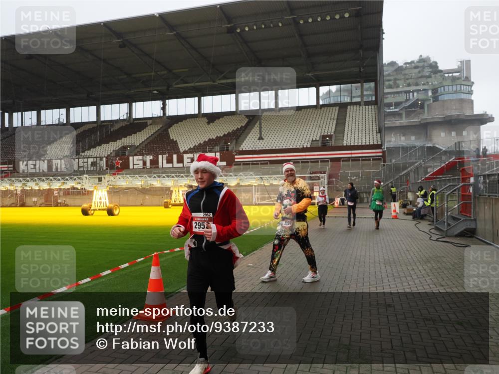 07.12.2025 - St. Pauli X-Mass-Run No. 15 Fabian Wolf http://msf.ph/oto/9387233 07.12.2025 10:17:34 Ziel 1161, 1162, 2688, 2725, 2952, 4114, 4127, 4339 meine-sportfotos.de