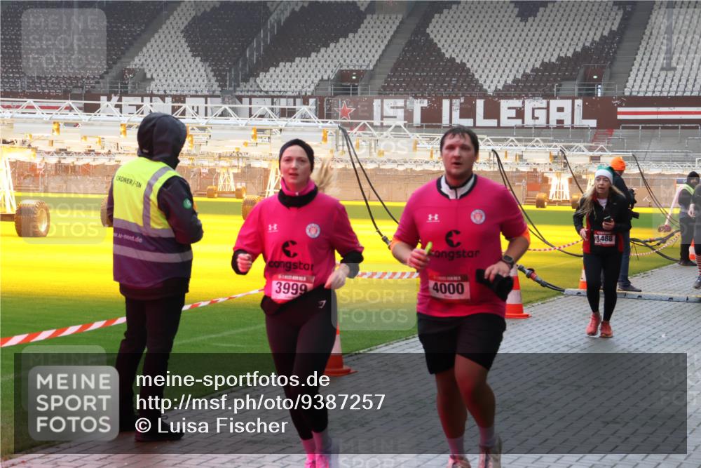 07.12.2025 - St. Pauli X-Mass-Run No. 15 Luisa Fischer http://msf.ph/oto/9387257 07.12.2025 10:22:30 Ziel 3999, 4000, 1488, 1371, 1488, 2184, 2817, 2818, 2819, 2944, 2945, 3431, 3736, 3999, 4000, 4321, 4322, 4323, 4415, 4771, 4774, 4781 meine-sportfotos.de