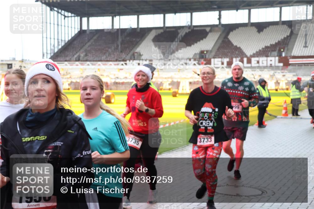 07.12.2025 - St. Pauli X-Mass-Run No. 15 Luisa Fischer http://msf.ph/oto/9387259 07.12.2025 11:44:27 Ziel 1950, 99, 3733, 3735, 71, 364, 365, 999, 1713, 1949, 1950, 2084, 2116, 2434, 2436, 2441, 2586, 2600, 2971, 3086, 3403, 3404, 3447, 3453, 3465, 3466, 3467, 3733, 3735, 3769, 3829, 3830, 3831, 3845, 3882, 3884, 3919, 3927, 3928, 3929, 4003, 4603 meine-sportfotos.de
