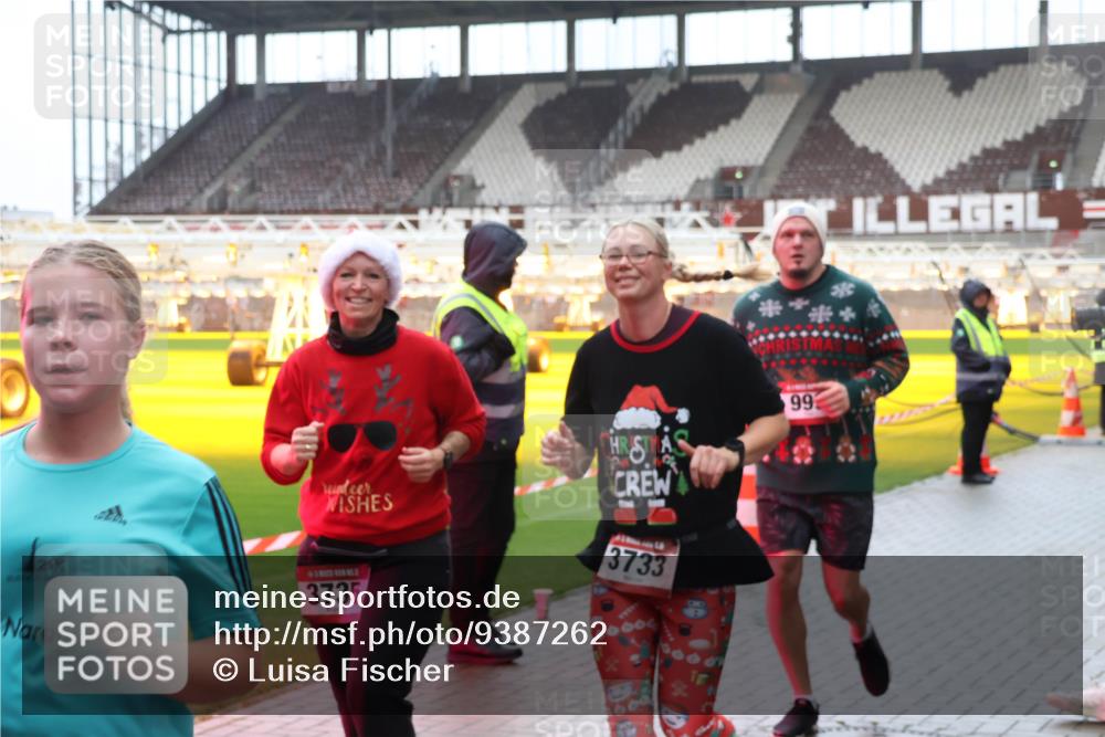 07.12.2025 - St. Pauli X-Mass-Run No. 15 Luisa Fischer http://msf.ph/oto/9387262 07.12.2025 11:44:28 Ziel 21, 99, 3735, 3733, 30004, 600, 71, 364, 365, 999, 1949, 1950, 2084, 2116, 2434, 2436, 2441, 2586, 2600, 2971, 3086, 3403, 3404, 3447, 3453, 3465, 3466, 3467, 3733, 3735, 3769, 3829, 3830, 3831, 3845, 3882, 3884, 3919, 3927, 3928, 3929, 4003, 4603 meine-sportfotos.de