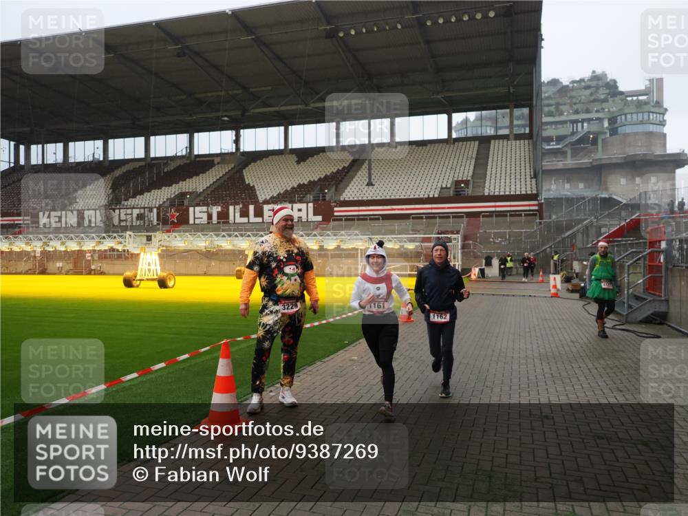 07.12.2025 - St. Pauli X-Mass-Run No. 15 Fabian Wolf http://msf.ph/oto/9387269 07.12.2025 10:17:37 Ziel 1161, 1162, 2688, 2725, 2952, 4127, 4339 meine-sportfotos.de