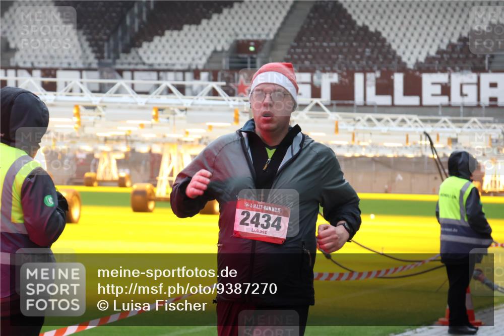 07.12.2025 - St. Pauli X-Mass-Run No. 15 Luisa Fischer http://msf.ph/oto/9387270 07.12.2025 11:44:31 Ziel 15, 2434, 71, 365, 999, 1949, 1950, 2084, 2116, 2434, 2436, 2441, 2586, 2600, 2971, 3086, 3403, 3404, 3447, 3453, 3465, 3466, 3467, 3733, 3735, 3769, 3829, 3830, 3831, 3845, 3882, 3884, 3919, 3927, 3928, 3929, 4003, 4603 meine-sportfotos.de