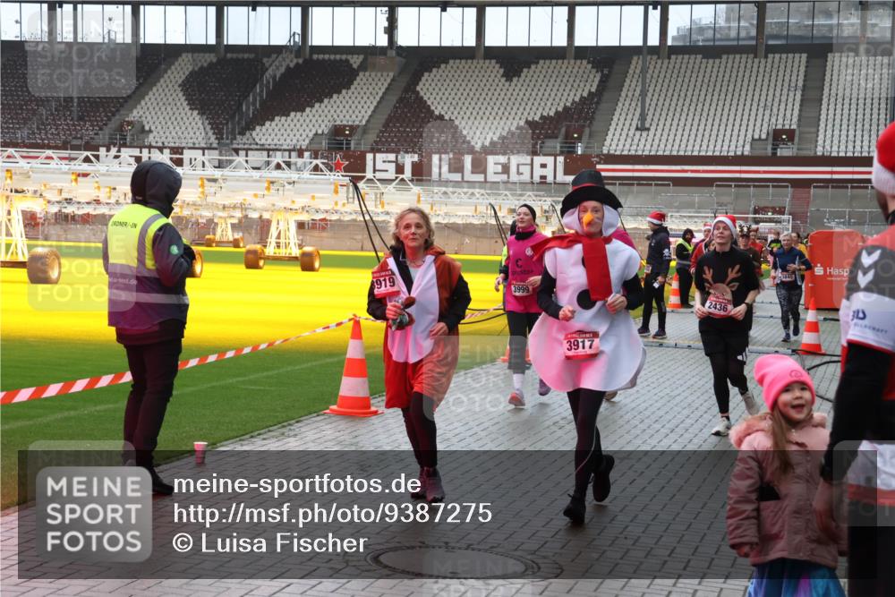 07.12.2025 - St. Pauli X-Mass-Run No. 15 Luisa Fischer http://msf.ph/oto/9387275 07.12.2025 11:44:39 Ziel 6919, 3999, 3917, 2436, 323, 71, 365, 999, 1933, 1949, 1950, 2084, 2116, 2181, 2424, 2434, 2436, 2441, 2586, 2600, 3043, 3086, 3168, 3403, 3404, 3453, 3465, 3466, 3467, 3733, 3735, 3769, 3829, 3830, 3831, 3845, 3882, 3884, 3919, 3927, 3928, 3929, 4003 meine-sportfotos.de
