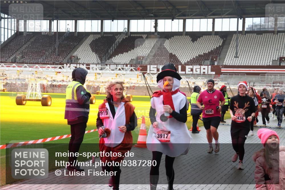 07.12.2025 - St. Pauli X-Mass-Run No. 15 Luisa Fischer http://msf.ph/oto/9387280 07.12.2025 11:44:40 Ziel 919, 1, 3917, 4000, 436, 3845, 3831, 365, 999, 1933, 1949, 1950, 2084, 2116, 2181, 2424, 2434, 2436, 2441, 2586, 2600, 3043, 3086, 3168, 3403, 3404, 3453, 3465, 3466, 3467, 3733, 3735, 3769, 3829, 3830, 3831, 3845, 3882, 3884, 3919, 3927, 3928, 3929, 3930, 4003 meine-sportfotos.de