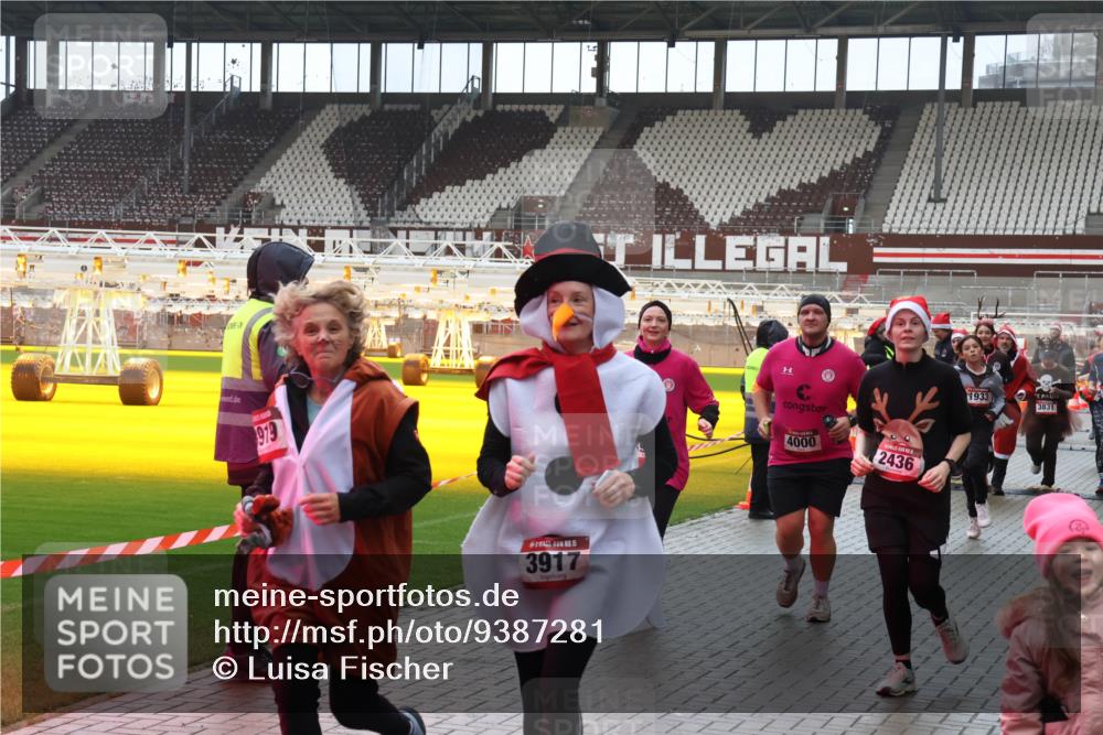 07.12.2025 - St. Pauli X-Mass-Run No. 15 Luisa Fischer http://msf.ph/oto/9387281 07.12.2025 11:44:40 Ziel 979, 15, 3917, 4000, 2436, 1933, 3831, 365, 999, 1933, 1949, 1950, 2084, 2116, 2181, 2424, 2434, 2436, 2441, 2586, 2600, 3043, 3086, 3168, 3403, 3404, 3453, 3465, 3466, 3467, 3733, 3735, 3769, 3829, 3830, 3831, 3845, 3882, 3884, 3919, 3927, 3928, 3929, 3930, 4003 meine-sportfotos.de