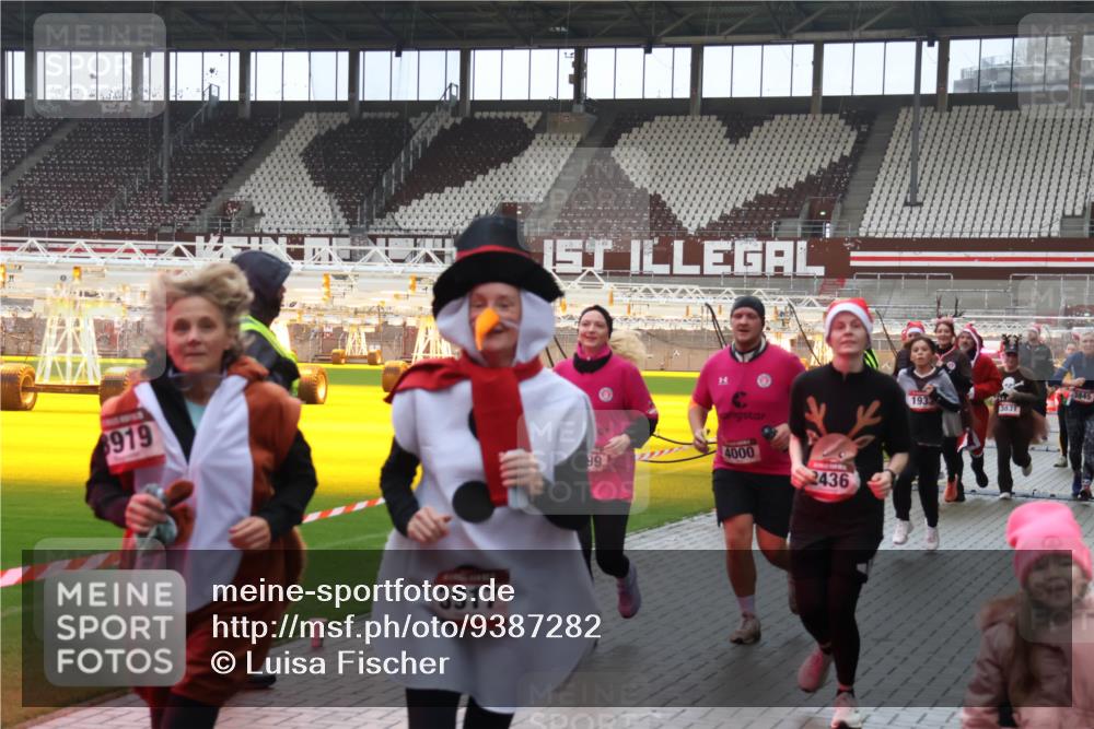 07.12.2025 - St. Pauli X-Mass-Run No. 15 Luisa Fischer http://msf.ph/oto/9387282 07.12.2025 11:44:40 Ziel 8919, 3917, 99, 4000, 2436, 193, 3831, 3845, 365, 999, 1933, 1949, 1950, 2084, 2116, 2181, 2424, 2434, 2436, 2441, 2586, 2600, 3043, 3086, 3168, 3403, 3404, 3453, 3465, 3466, 3467, 3733, 3735, 3769, 3829, 3830, 3831, 3845, 3882, 3884, 3919, 3927, 3928, 3929, 3930, 4003 meine-sportfotos.de