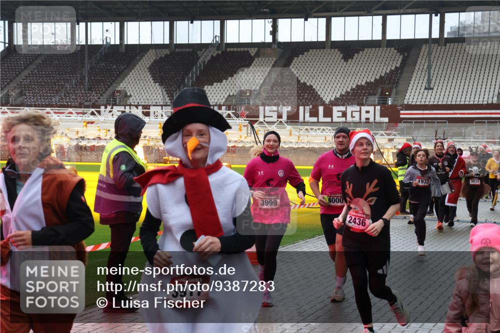 07.12.2025 - St. Pauli X-Mass-Run No. 15 Luisa Fischer http://msf.ph/oto/9387283 07.12.2025 11:44:41 Ziel 15, 3917, 3999, 4000, 2436, 1933, 3831, 365, 999, 1933, 1949, 1950, 2084, 2116, 2181, 2424, 2434, 2436, 2441, 2586, 2600, 3043, 3086, 3168, 3403, 3404, 3453, 3465, 3466, 3467, 3733, 3735, 3769, 3829, 3830, 3831, 3845, 3882, 3884, 3919, 3927, 3928, 3929, 3930, 4003 meine-sportfotos.de