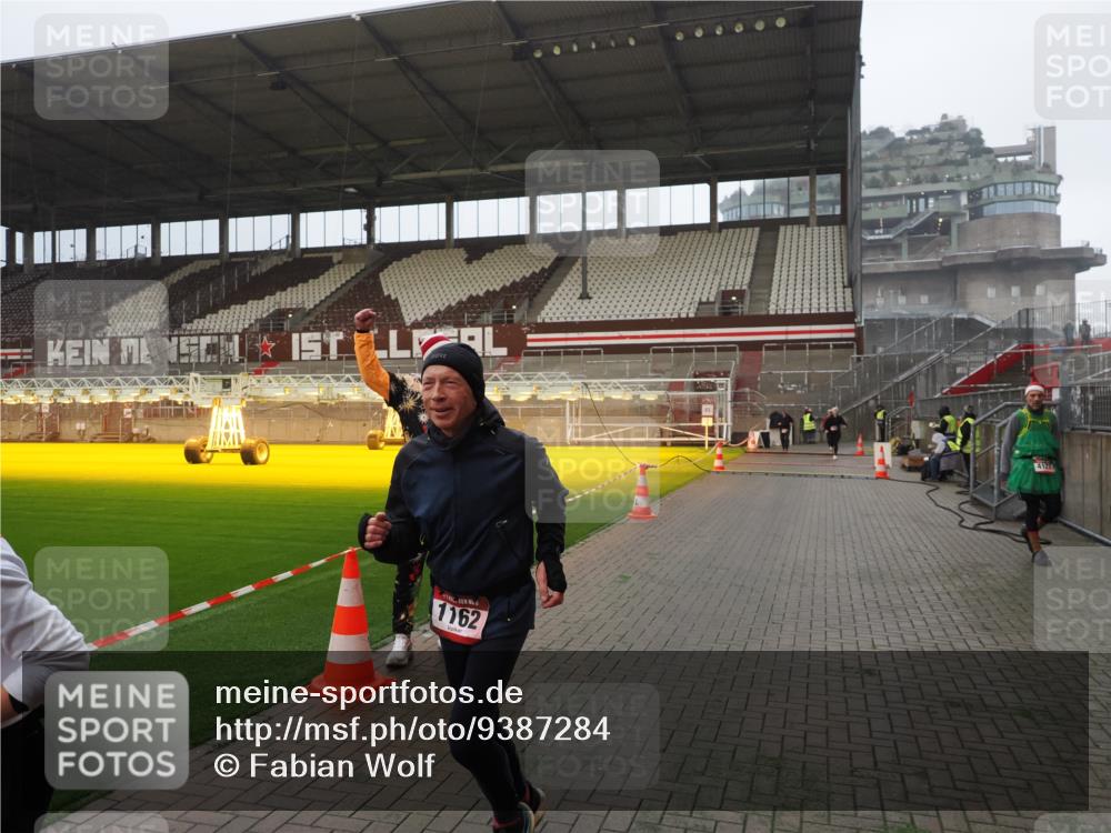07.12.2025 - St. Pauli X-Mass-Run No. 15 Fabian Wolf http://msf.ph/oto/9387284 07.12.2025 10:17:39 Ziel 1161, 1162, 2688, 2725, 2952, 4127 meine-sportfotos.de