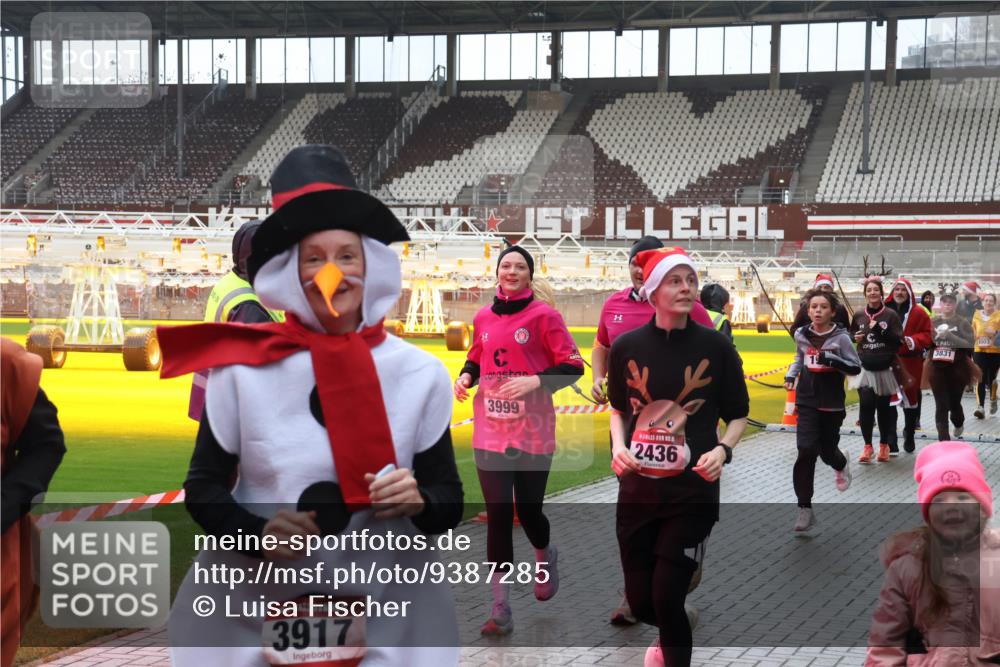 07.12.2025 - St. Pauli X-Mass-Run No. 15 Luisa Fischer http://msf.ph/oto/9387285 07.12.2025 11:44:41 Ziel 15, 3917, 3999, 5, 2436, 3831, 4003, 365, 999, 1933, 1949, 1950, 2084, 2116, 2181, 2424, 2434, 2436, 2441, 2586, 2600, 3043, 3086, 3168, 3403, 3404, 3453, 3465, 3466, 3467, 3733, 3735, 3769, 3829, 3830, 3831, 3845, 3882, 3884, 3919, 3927, 3928, 3929, 3930, 4003 meine-sportfotos.de