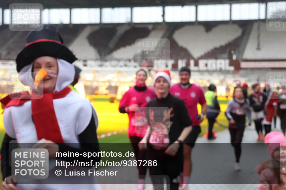 07.12.2025 - St. Pauli X-Mass-Run No. 15 Luisa Fischer http://msf.ph/oto/9387286 07.12.2025 11:44:41 Ziel 1436, 365, 999, 1933, 1949, 1950, 2084, 2116, 2181, 2424, 2434, 2436, 2441, 2586, 2600, 3043, 3086, 3168, 3403, 3404, 3453, 3465, 3466, 3467, 3733, 3735, 3769, 3829, 3830, 3831, 3845, 3882, 3884, 3919, 3927, 3928, 3929, 3930, 4003 meine-sportfotos.de