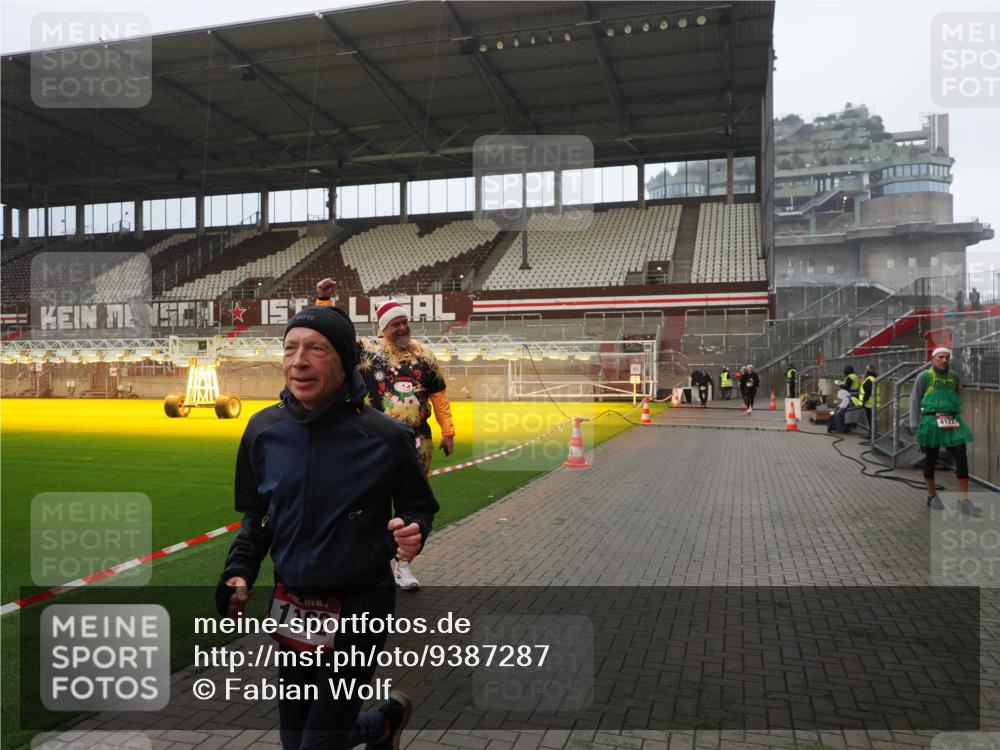 07.12.2025 - St. Pauli X-Mass-Run No. 15 Fabian Wolf http://msf.ph/oto/9387287 07.12.2025 10:17:39 Ziel 1161, 1162, 2688, 2725, 2952, 4127 meine-sportfotos.de