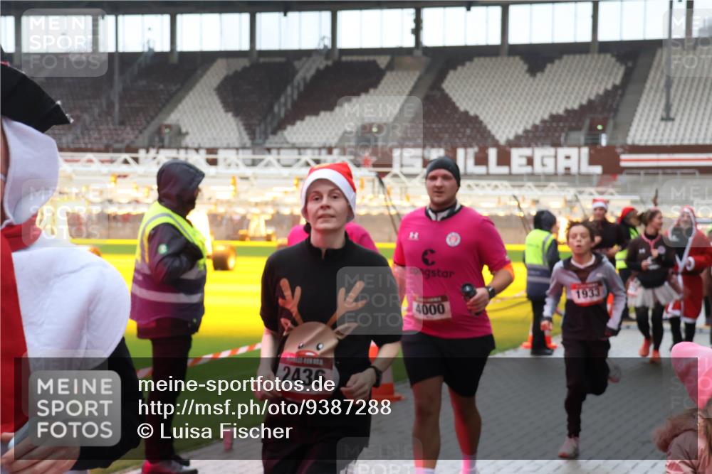 07.12.2025 - St. Pauli X-Mass-Run No. 15 Luisa Fischer http://msf.ph/oto/9387288 07.12.2025 11:44:42 Ziel 2436, 1933, 4000, 365, 999, 1933, 1949, 1950, 1965, 2116, 2181, 2424, 2434, 2436, 2441, 2586, 2600, 3043, 3086, 3168, 3403, 3404, 3453, 3465, 3466, 3467, 3733, 3735, 3769, 3829, 3830, 3831, 3845, 3882, 3884, 3919, 3927, 3928, 3929, 3930, 4003 meine-sportfotos.de