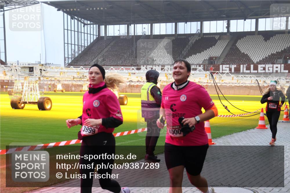 07.12.2025 - St. Pauli X-Mass-Run No. 15 Luisa Fischer http://msf.ph/oto/9387289 07.12.2025 10:22:31 Ziel 3999, 4000, 1488, 1371, 1488, 2184, 2817, 2818, 2819, 2944, 2945, 3431, 3736, 3999, 4000, 4321, 4322, 4323, 4415, 4771, 4774, 4781 meine-sportfotos.de