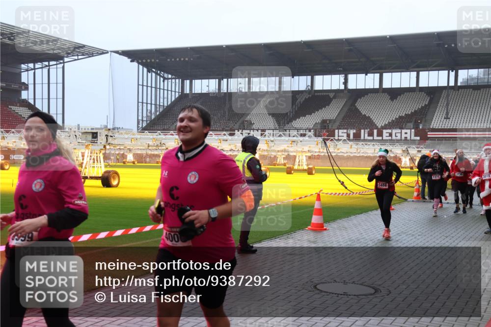 07.12.2025 - St. Pauli X-Mass-Run No. 15 Luisa Fischer http://msf.ph/oto/9387292 07.12.2025 10:22:32 Ziel 339, 400, 1488, 1371, 3736, 2819, 1371, 1488, 2184, 2817, 2818, 2819, 2944, 2945, 3431, 3736, 3999, 4000, 4321, 4322, 4323, 4415, 4771, 4774, 4781 meine-sportfotos.de