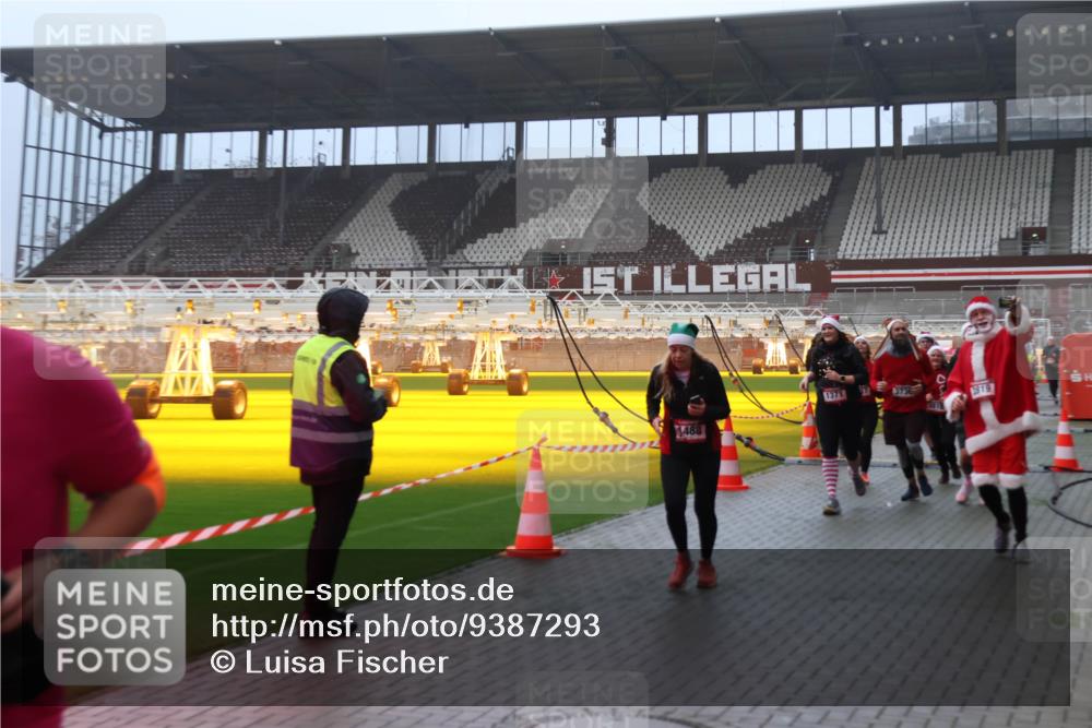 07.12.2025 - St. Pauli X-Mass-Run No. 15 Luisa Fischer http://msf.ph/oto/9387293 07.12.2025 10:22:32 Ziel 1488, 1371, 3736, 819, 1371, 1488, 2184, 2817, 2818, 2819, 2944, 2945, 3431, 3736, 3999, 4000, 4321, 4322, 4323, 4415, 4771, 4774, 4781 meine-sportfotos.de