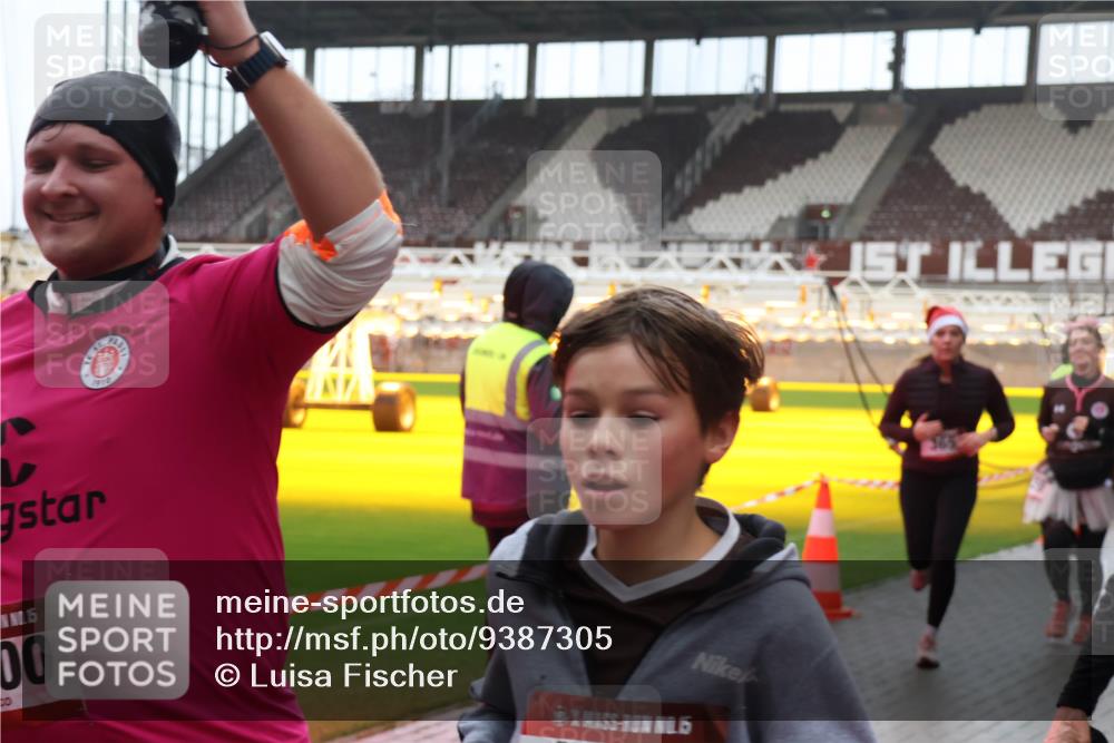 07.12.2025 - St. Pauli X-Mass-Run No. 15 Luisa Fischer http://msf.ph/oto/9387305 07.12.2025 11:44:44 Ziel 1910, 00, 15, 365, 999, 1933, 1949, 1950, 1965, 1968, 1972, 2116, 2181, 2424, 2434, 2436, 2441, 2586, 2600, 3043, 3086, 3168, 3403, 3404, 3453, 3733, 3735, 3829, 3830, 3831, 3845, 3882, 3884, 3919, 3927, 3928, 3929, 3930, 4003 meine-sportfotos.de