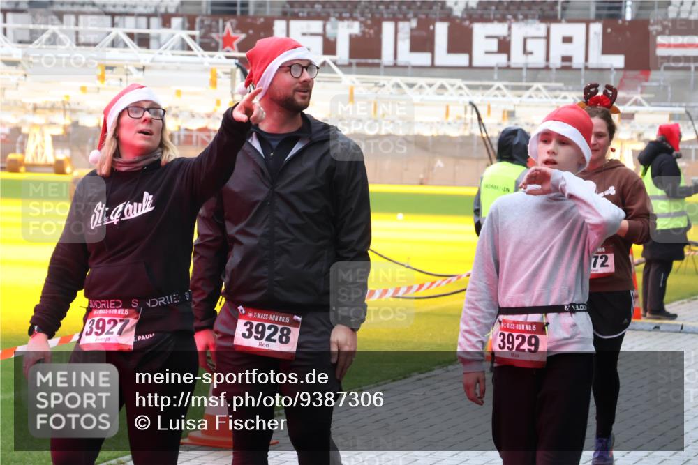 07.12.2025 - St. Pauli X-Mass-Run No. 15 Luisa Fischer http://msf.ph/oto/9387306 07.12.2025 11:45:05 Ziel 15, 3927, 15, 15, 3929, 3928, 05, 72, 365, 1281, 1933, 1938, 1965, 1968, 1972, 2122, 2156, 2181, 2246, 2263, 2424, 2436, 2644, 3043, 3086, 3168, 3552, 3553, 3605, 3624, 3630, 3829, 3830, 3831, 3845, 3930, 4003, 4103 meine-sportfotos.de