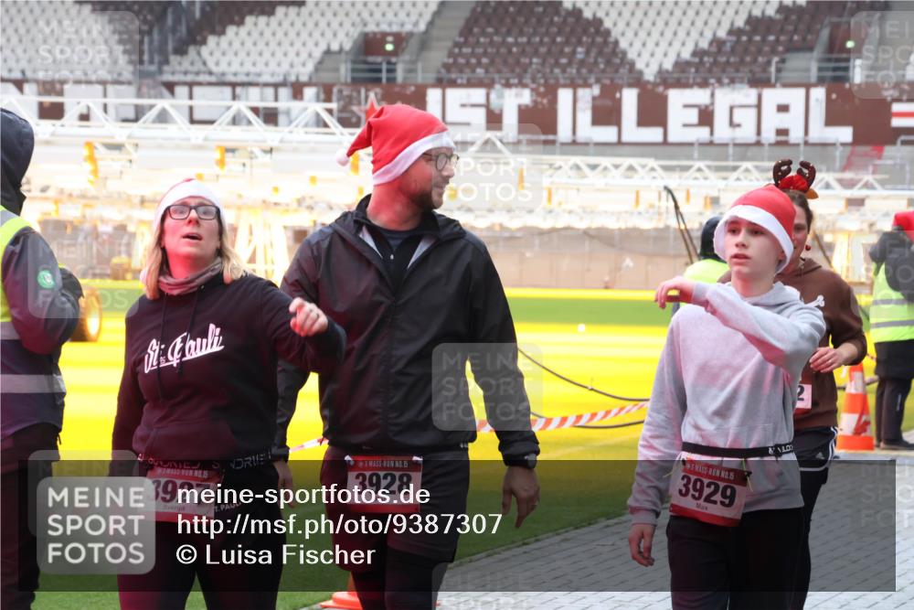 07.12.2025 - St. Pauli X-Mass-Run No. 15 Luisa Fischer http://msf.ph/oto/9387307 07.12.2025 11:45:05 Ziel 15, 3927, 15, 3928, 15, 3929, 365, 1281, 1933, 1938, 1965, 1968, 1972, 2122, 2156, 2181, 2246, 2263, 2424, 2436, 2644, 3043, 3086, 3168, 3552, 3553, 3605, 3624, 3630, 3829, 3830, 3831, 3845, 3930, 4003, 4103 meine-sportfotos.de