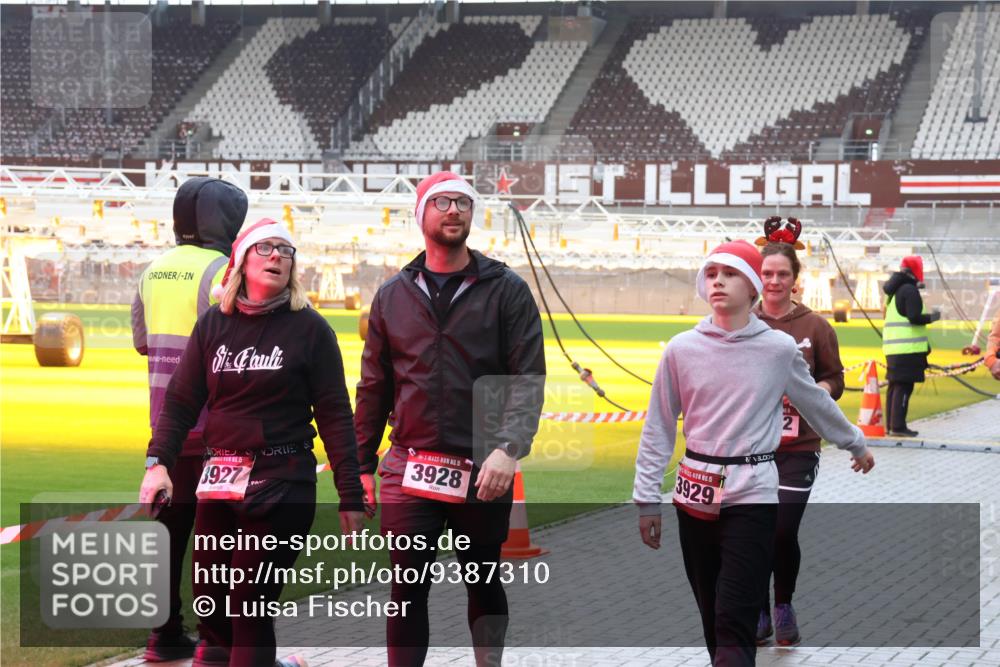 07.12.2025 - St. Pauli X-Mass-Run No. 15 Luisa Fischer http://msf.ph/oto/9387310 07.12.2025 11:45:06 Ziel 15, 6927, 15, 3928, 3929, 365, 1281, 1933, 1938, 1965, 1968, 1972, 2122, 2156, 2181, 2246, 2263, 2424, 2436, 2644, 3043, 3086, 3168, 3552, 3553, 3605, 3624, 3630, 3829, 3830, 3831, 3845, 3930, 4003, 4103 meine-sportfotos.de