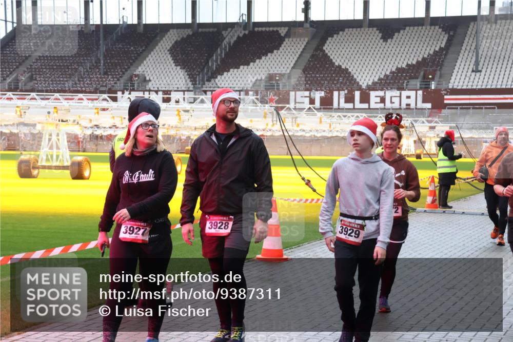 07.12.2025 - St. Pauli X-Mass-Run No. 15 Luisa Fischer http://msf.ph/oto/9387311 07.12.2025 11:45:06 Ziel 3927, 3928, 5, 3929, 365, 1281, 1933, 1938, 1965, 1968, 1972, 2122, 2156, 2181, 2246, 2263, 2424, 2436, 2644, 3043, 3086, 3168, 3552, 3553, 3605, 3624, 3630, 3829, 3830, 3831, 3845, 3930, 4003, 4103 meine-sportfotos.de