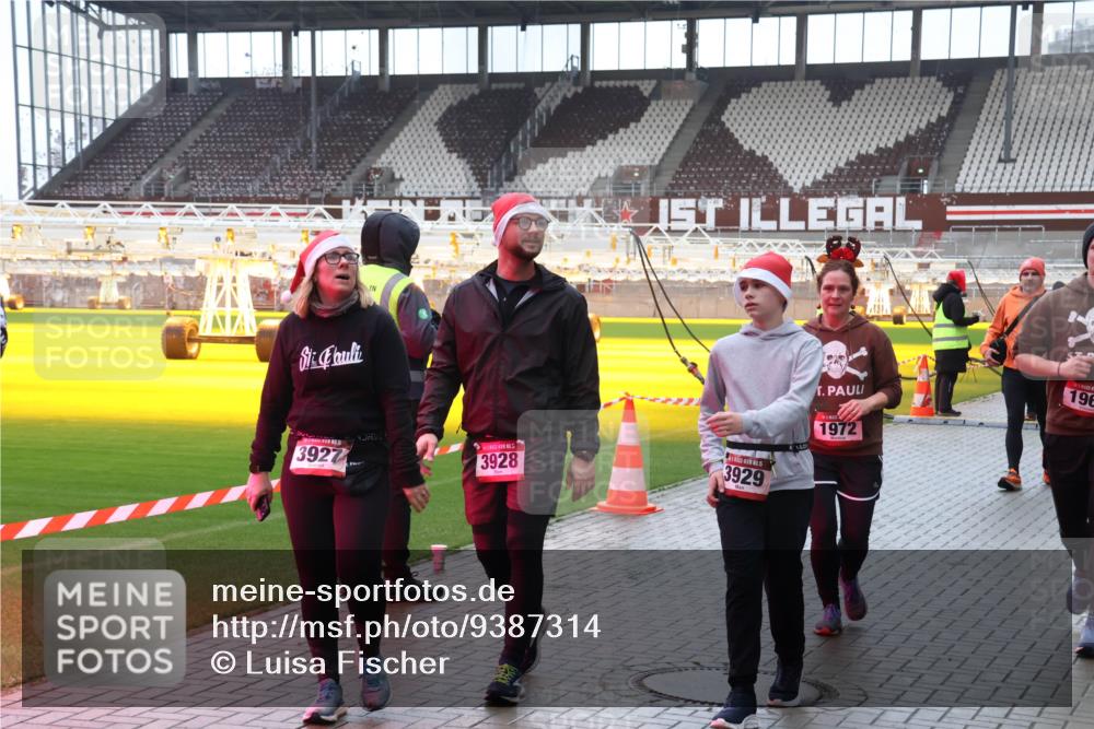 07.12.2025 - St. Pauli X-Mass-Run No. 15 Luisa Fischer http://msf.ph/oto/9387314 07.12.2025 11:45:07 Ziel 3927, 3928, 3929, 1972, 196, 228, 365, 1281, 1933, 1938, 1965, 1968, 1972, 2122, 2156, 2181, 2246, 2263, 2424, 2436, 2644, 3043, 3086, 3168, 3552, 3553, 3605, 3624, 3630, 3829, 3830, 3831, 3845, 3930, 4003, 4103 meine-sportfotos.de