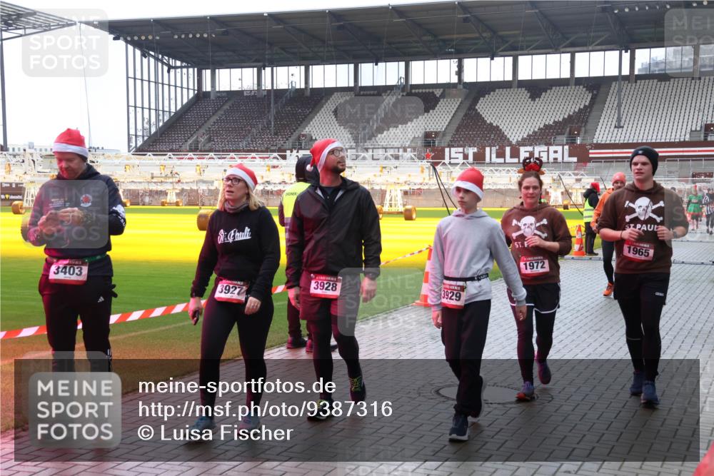 07.12.2025 - St. Pauli X-Mass-Run No. 15 Luisa Fischer http://msf.ph/oto/9387316 07.12.2025 11:45:07 Ziel 3403, 3927, 3928, 3929, 1972, 1965, 228, 365, 1281, 1933, 1938, 1965, 1968, 1972, 2122, 2156, 2181, 2246, 2263, 2424, 2436, 2644, 3043, 3086, 3168, 3552, 3553, 3605, 3624, 3630, 3829, 3830, 3831, 3845, 3930, 4003, 4103 meine-sportfotos.de
