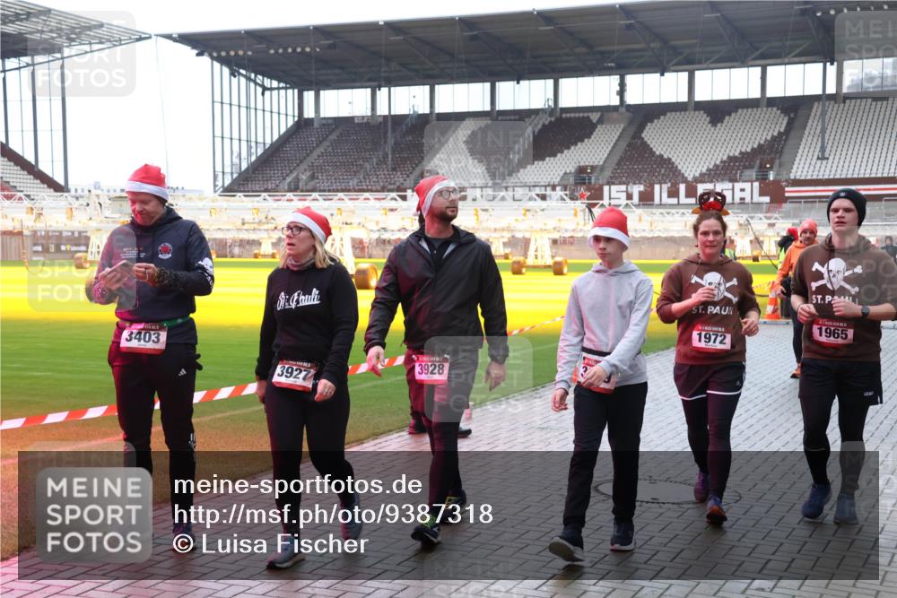 07.12.2025 - St. Pauli X-Mass-Run No. 15 Luisa Fischer http://msf.ph/oto/9387318 07.12.2025 11:45:08 Ziel 3403, 3927, 3928, 3, 1972, 1965, 228, 365, 1281, 1933, 1938, 1965, 1968, 1972, 2122, 2156, 2181, 2246, 2263, 2424, 2436, 2644, 3043, 3086, 3168, 3552, 3553, 3605, 3624, 3630, 3829, 3830, 3831, 3920, 3921, 3930, 4003, 4103 meine-sportfotos.de