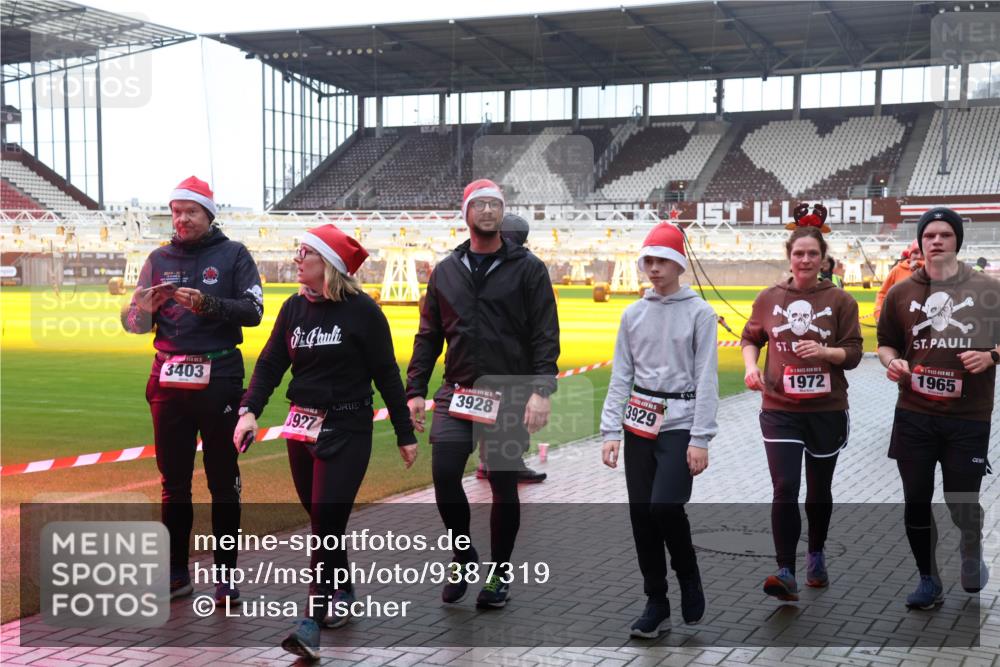 07.12.2025 - St. Pauli X-Mass-Run No. 15 Luisa Fischer http://msf.ph/oto/9387319 07.12.2025 11:45:08 Ziel 3403, 8927, 3928, 3929, 1972, 5, 1965, 228, 365, 1281, 1933, 1938, 1965, 1968, 1972, 2122, 2156, 2181, 2246, 2263, 2424, 2436, 2644, 3043, 3086, 3168, 3552, 3553, 3605, 3624, 3630, 3829, 3830, 3831, 3920, 3921, 3930, 4003, 4103 meine-sportfotos.de