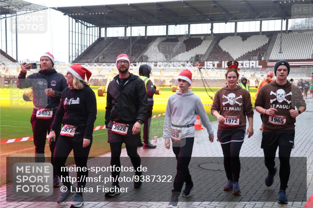 07.12.2025 - St. Pauli X-Mass-Run No. 15 Luisa Fischer http://msf.ph/oto/9387322 07.12.2025 11:45:08 Ziel 3403, 3927, 3928, 3929, 1972, 5, 1965, 228, 365, 1281, 1933, 1938, 1965, 1968, 1972, 2122, 2156, 2181, 2246, 2263, 2424, 2436, 2644, 3043, 3086, 3168, 3552, 3553, 3605, 3624, 3630, 3829, 3830, 3831, 3920, 3921, 3930, 4003, 4103 meine-sportfotos.de