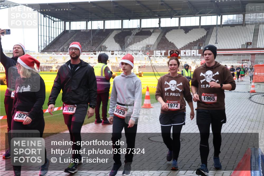 07.12.2025 - St. Pauli X-Mass-Run No. 15 Luisa Fischer http://msf.ph/oto/9387324 07.12.2025 11:45:09 Ziel 3927, 3928, 3929, 1, 1972, 5, 1965, 228, 365, 1281, 1933, 1938, 1965, 1968, 1972, 2122, 2156, 2181, 2246, 2263, 2424, 2436, 2644, 3043, 3086, 3168, 3492, 3552, 3553, 3605, 3624, 3630, 3829, 3830, 3831, 3920, 3921, 3930, 4003, 4103 meine-sportfotos.de