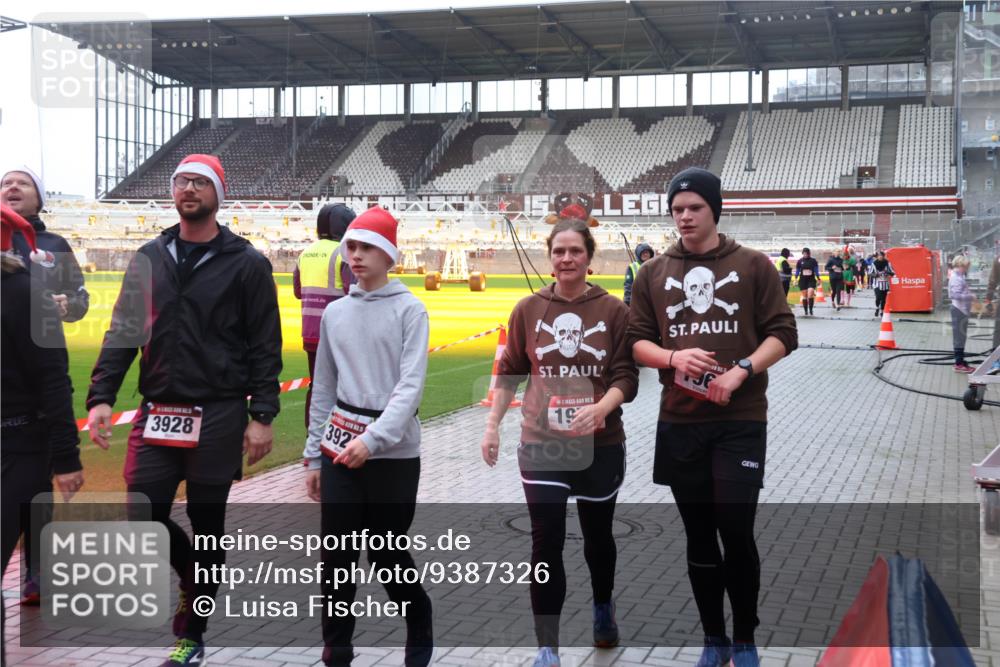 07.12.2025 - St. Pauli X-Mass-Run No. 15 Luisa Fischer http://msf.ph/oto/9387326 07.12.2025 11:45:09 Ziel 3928, 392, 19, 228, 365, 1281, 1933, 1938, 1965, 1968, 1972, 2122, 2156, 2181, 2246, 2263, 2424, 2436, 2644, 3043, 3086, 3168, 3492, 3552, 3553, 3605, 3624, 3630, 3829, 3830, 3831, 3920, 3921, 3930, 4003, 4103 meine-sportfotos.de