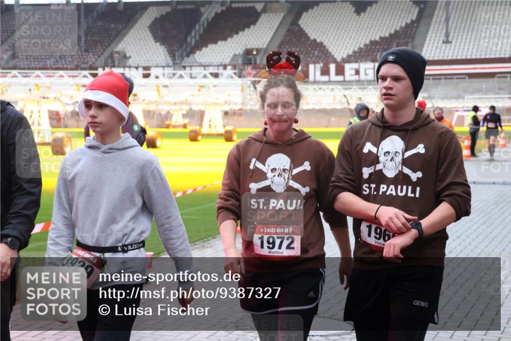 07.12.2025 - St. Pauli X-Mass-Run No. 15 Luisa Fischer http://msf.ph/oto/9387327 07.12.2025 11:45:09 Ziel 15, 3929, 15, 1972, 196, 228, 365, 1281, 1933, 1938, 1965, 1968, 1972, 2122, 2156, 2181, 2246, 2263, 2424, 2436, 2644, 3043, 3086, 3168, 3492, 3552, 3553, 3605, 3624, 3630, 3829, 3830, 3831, 3920, 3921, 3930, 4003, 4103 meine-sportfotos.de