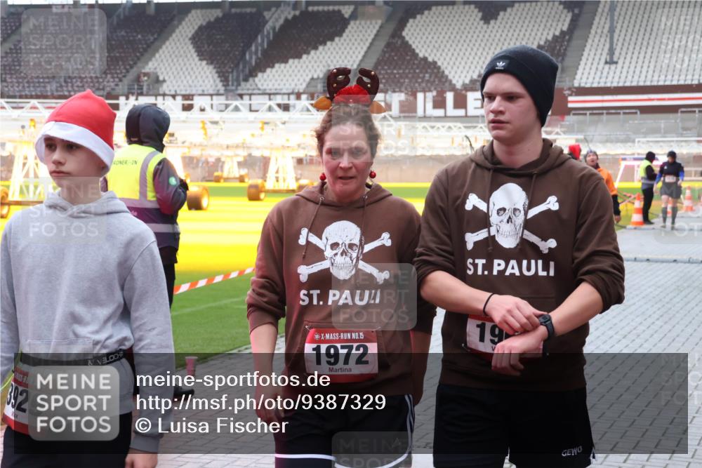 07.12.2025 - St. Pauli X-Mass-Run No. 15 Luisa Fischer http://msf.ph/oto/9387329 07.12.2025 11:45:10 Ziel 15, 3929, 15, 1972, 19, 228, 365, 1281, 1933, 1938, 1965, 1968, 1972, 2122, 2156, 2181, 2246, 2263, 2424, 2436, 2644, 3043, 3086, 3168, 3492, 3529, 3530, 3552, 3553, 3605, 3624, 3630, 3920, 3921, 3930, 4003, 4103 meine-sportfotos.de