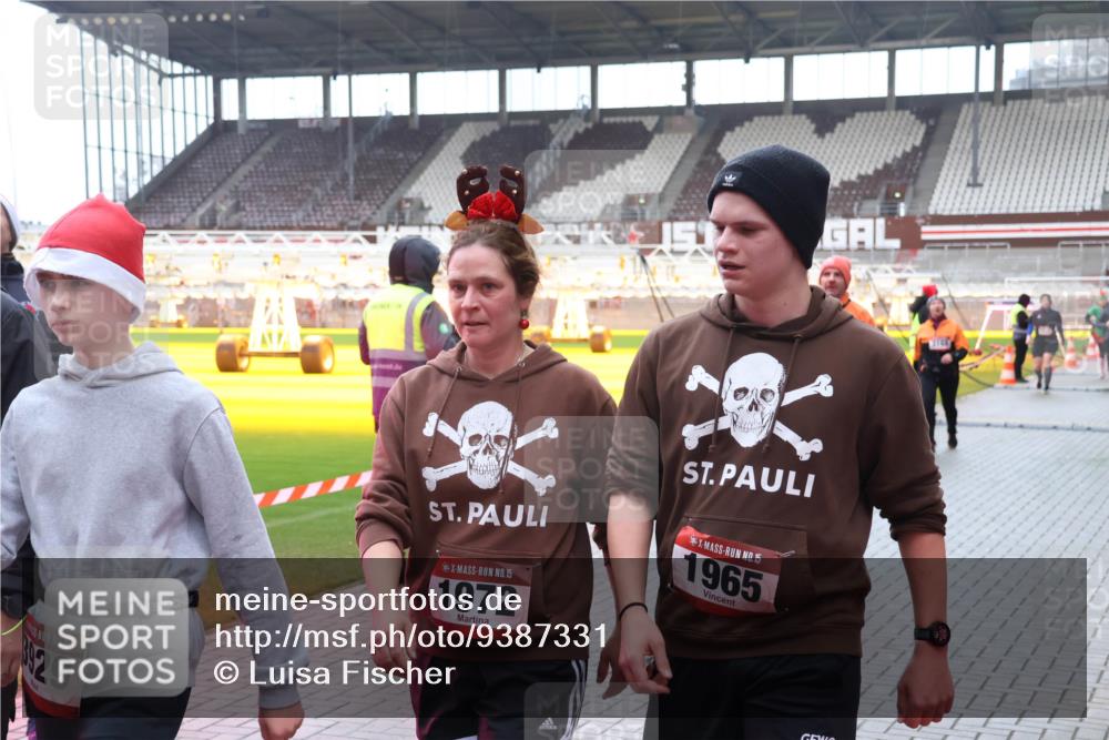 07.12.2025 - St. Pauli X-Mass-Run No. 15 Luisa Fischer http://msf.ph/oto/9387331 07.12.2025 11:45:10 Ziel 151, 15, 29, 15, 1972, 15, 1965, 228, 365, 1281, 1933, 1938, 1965, 1968, 1972, 2122, 2156, 2181, 2246, 2263, 2424, 2436, 2644, 3043, 3086, 3168, 3492, 3529, 3530, 3552, 3553, 3605, 3624, 3630, 3920, 3921, 3930, 4003, 4103 meine-sportfotos.de