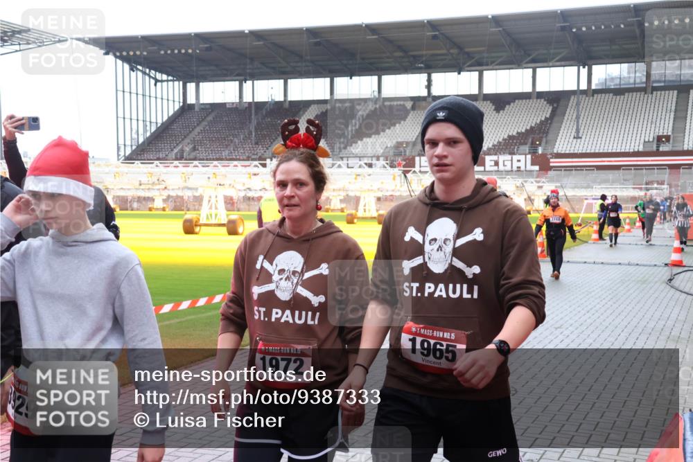 07.12.2025 - St. Pauli X-Mass-Run No. 15 Luisa Fischer http://msf.ph/oto/9387333 07.12.2025 11:45:11 Ziel 15, 929, 15, 1972, 15, 1965, 3168, 228, 291, 365, 1281, 1933, 1938, 1965, 1968, 1972, 2122, 2156, 2181, 2246, 2263, 2424, 2644, 3043, 3086, 3168, 3492, 3529, 3530, 3552, 3553, 3605, 3624, 3630, 3920, 3921, 3930, 4003, 4103 meine-sportfotos.de