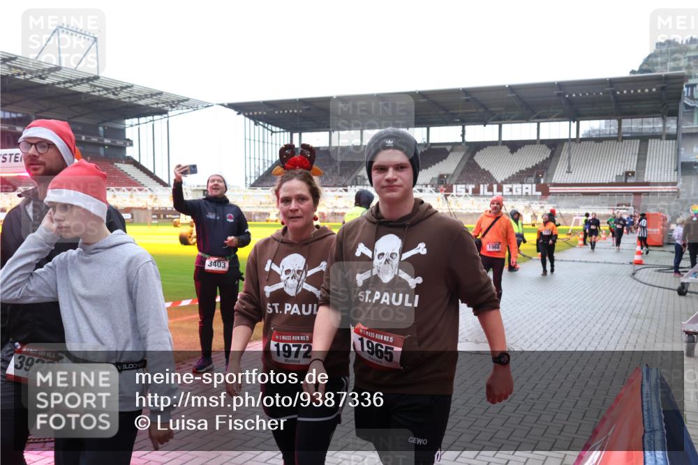 07.12.2025 - St. Pauli X-Mass-Run No. 15 Luisa Fischer http://msf.ph/oto/9387336 07.12.2025 11:45:11 Ziel 3403, 15, 3928, 15, 29, 15, 1972, 15, 1965, 1968, 228, 291, 365, 1281, 1933, 1938, 1965, 1968, 1972, 2122, 2156, 2181, 2246, 2263, 2424, 2644, 3043, 3086, 3168, 3492, 3529, 3530, 3552, 3553, 3605, 3624, 3630, 3920, 3921, 3930, 4003, 4103 meine-sportfotos.de
