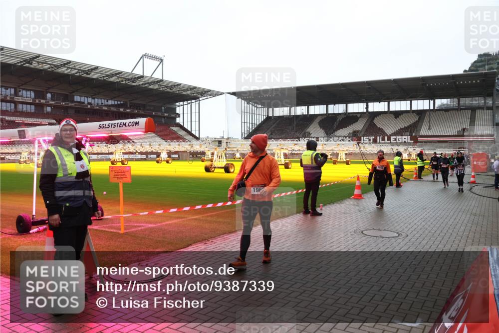 07.12.2025 - St. Pauli X-Mass-Run No. 15 Luisa Fischer http://msf.ph/oto/9387339 07.12.2025 11:45:16 Ziel 6334, 196, 3168, 228, 291, 1281, 1933, 1938, 1965, 1968, 1972, 2122, 2156, 2181, 2246, 2263, 2424, 2644, 3043, 3168, 3485, 3489, 3492, 3529, 3530, 3552, 3553, 3575, 3578, 3605, 3624, 3630, 3920, 3921, 3930, 4103 meine-sportfotos.de