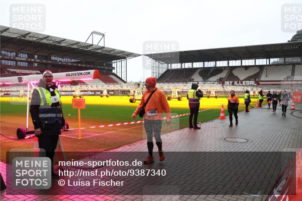 07.12.2025 - St. Pauli X-Mass-Run No. 15 Luisa Fischer http://msf.ph/oto/9387340 07.12.2025 11:45:16 Ziel 6334, 1968, 3168, 228, 291, 1281, 1933, 1938, 1965, 1968, 1972, 2122, 2156, 2181, 2246, 2263, 2424, 2644, 3043, 3168, 3485, 3489, 3492, 3529, 3530, 3552, 3553, 3575, 3578, 3605, 3624, 3630, 3920, 3921, 3930, 4103 meine-sportfotos.de