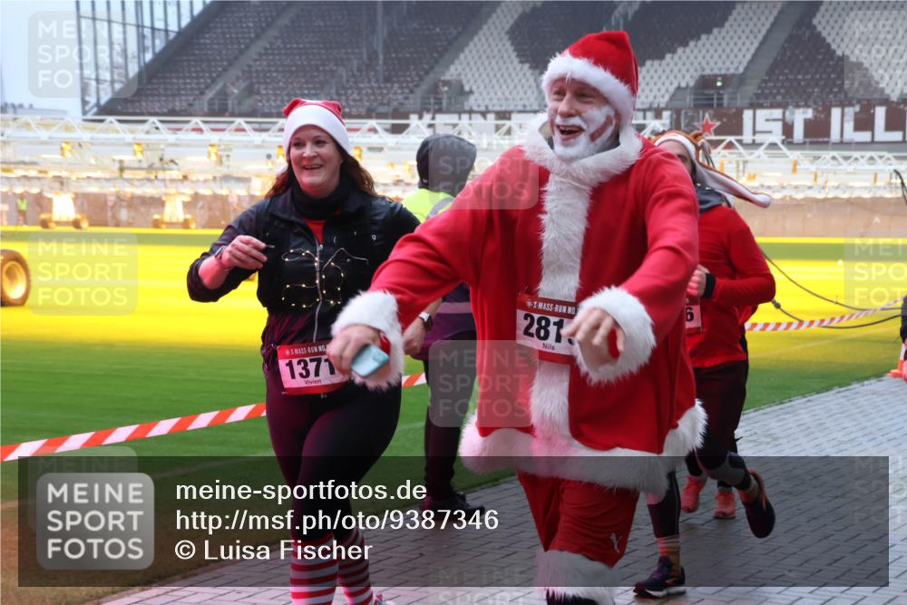 07.12.2025 - St. Pauli X-Mass-Run No. 15 Luisa Fischer http://msf.ph/oto/9387346 07.12.2025 10:22:36 Ziel 1371, 281, 1371, 1488, 2184, 2817, 2818, 2819, 2944, 2945, 3431, 3736, 3999, 4000, 4321, 4322, 4323, 4415, 4771, 4774, 4781 meine-sportfotos.de